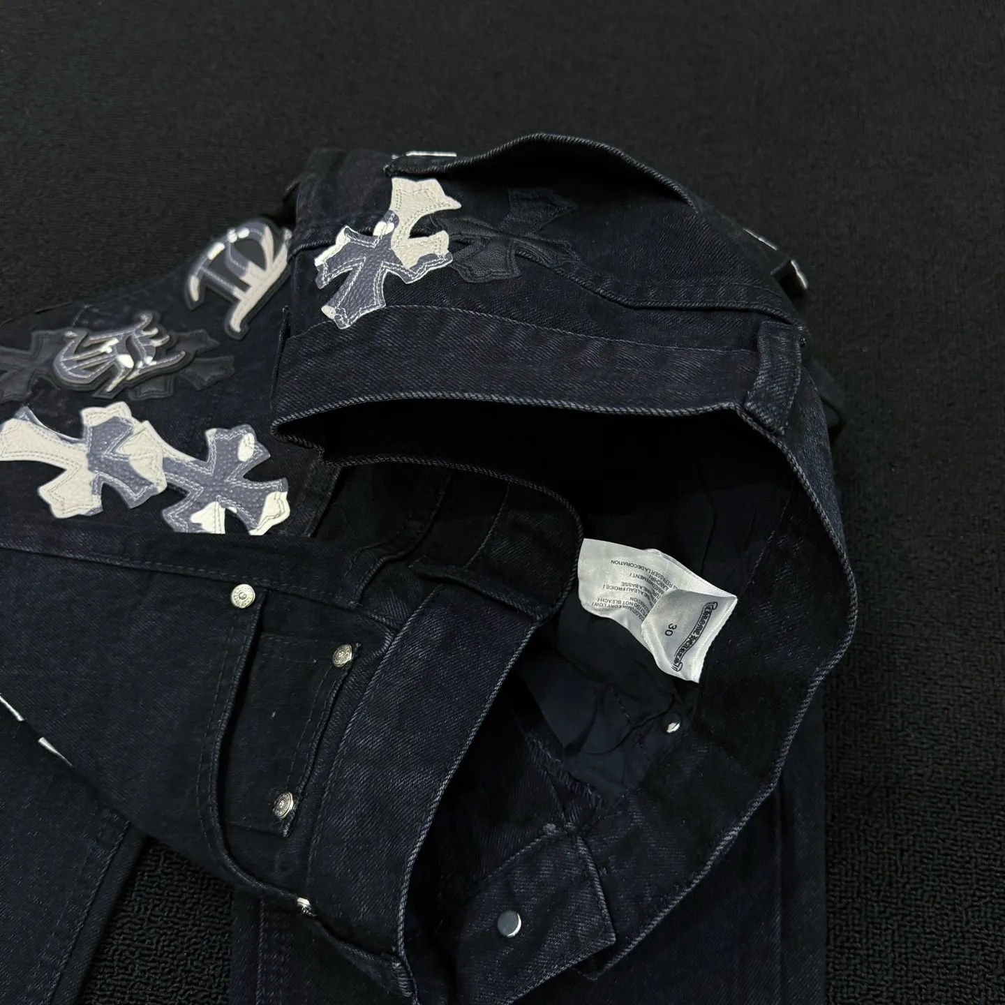 P280 Style number: D362 Chrome Hearts CH Chrome Hearts New York limited edition patchwork leather straight jeans Size: 28 30 32 34 36 (S-XXL) Color: Black Exudes uninhibited personality and unique charm. Every wear and tear is carefully designed to present a unique artistic feel. Imported denim fabric is selected, and after ultra-heavy industrial washing and destruction treatment, the trousers show a super cool effect on the upper body. This is not only a pair of jeans, but also an expression of attitude. With its unique design concept and ultimate pursuit of details, Croxin breaks traditional boundaries and defines the jeans trend in the new era. The trousers are made of double-layer woven fabric and matched with customized hardware, showing an incomparably beautiful and unique style, making every wearer the focus of fashion. Imported denim fabric, super heavy-duty washed and damaged, the upper body is super cool! Customized hardware, incomparably good-looking model. The production process is difficult. It has a high-street feel. Size reference: Pants length 100 102 104 106 106 Waist 72 76 80 84 88 Recommended weight S (about 110 pounds) M (about 140 pounds) L (about 140 pounds) XL (about 165) XXL (about 185)